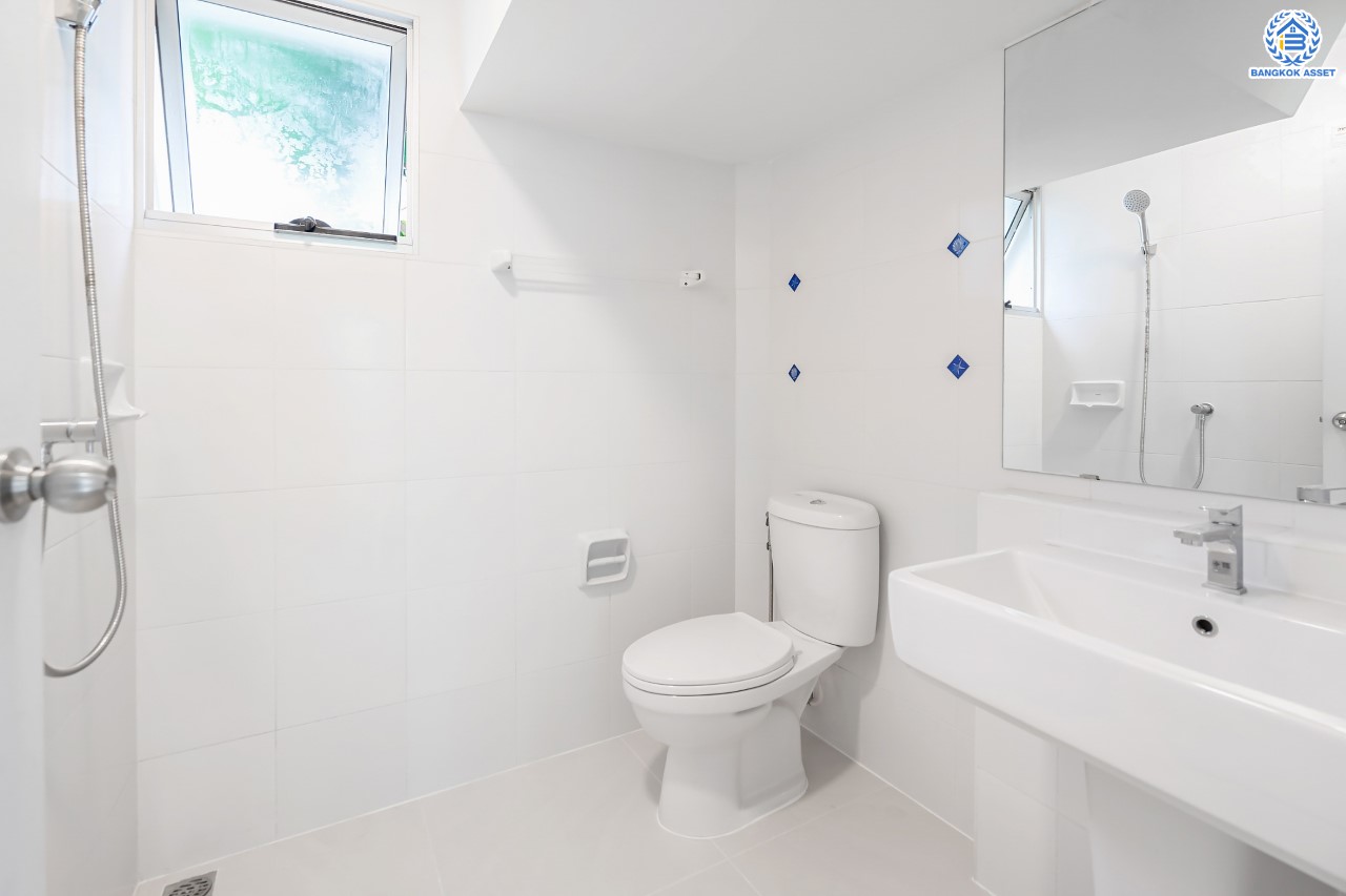 บ้านมือสองตกแต่งใหม่ แบรนด์ L&H ม.พฤกษ์ลดา ติวานนท์-ราชพฤกษ์ เนื้อที่ 52.6 ตร.ว. ฟังก์ชัน 3 ห้องนอน 2 ห้องน้ำ จอดรถได้ 2 คัน บนทำเลติดใหญ่ ถนน 345 ต่อเนื่อง ถ.ราชพฤกษ์ เชื่อมต่อหลายเส้นทาง ใกล้ทางด่วน "ศรีสมาน"